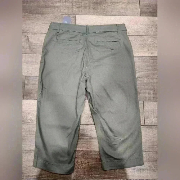 St. John’s Bay Mid Rise Capri Pants Size 14 Loren Green 4 Pockets - Picture 5 of 6
